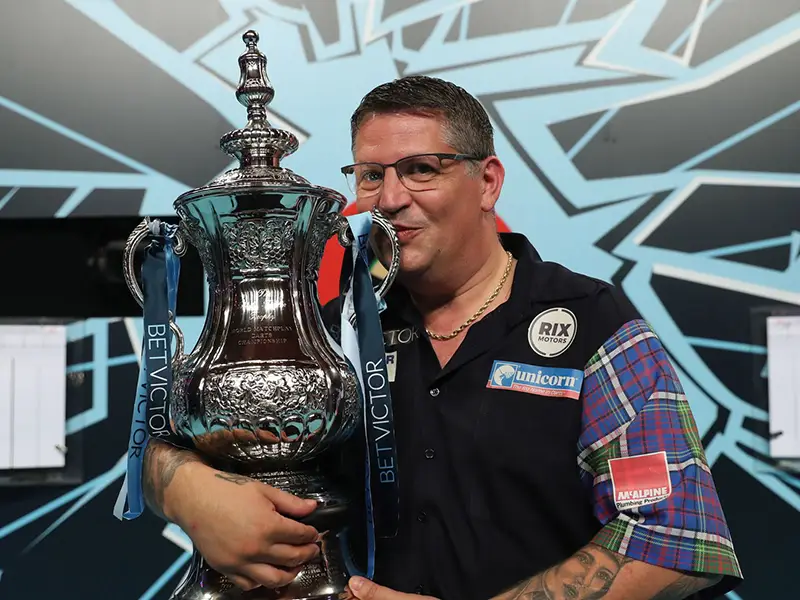 Gary Anderson throwing on the PDC stage