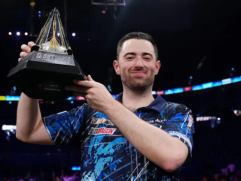 Luke Humphries throwing on the PDC stage