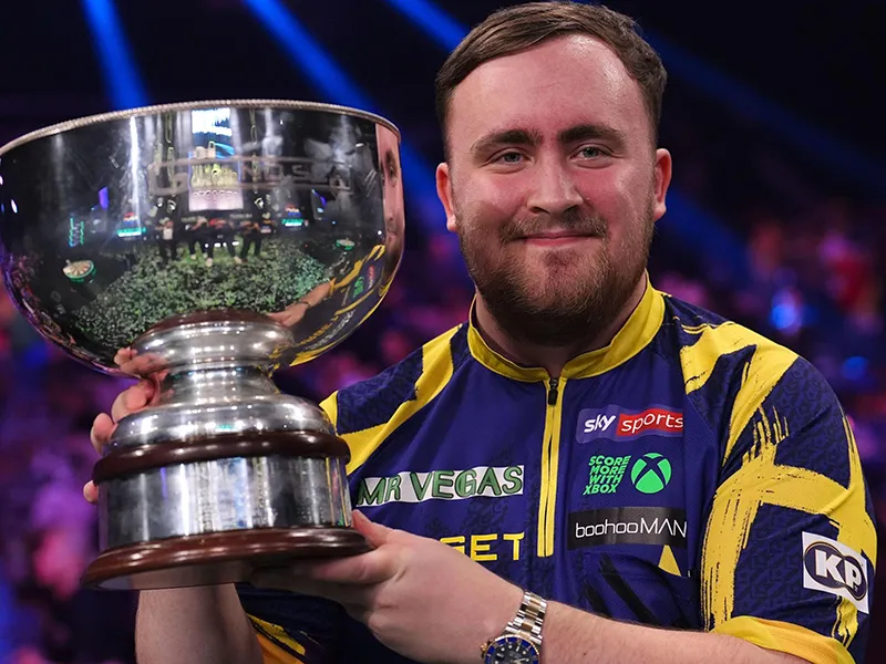 Luke Littler throwing on the PDC stage